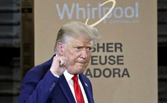 도널드 트럼프 미국 대통령이 2020년 8월 6일(현지 시각) 오하이오주 클라이드에 있는 가전업체 '월풀'의 생산 공장을 찾아 자신이 추진한 '미국 우선주의(America First)'에 대해 연설한 후 주먹을 쥐어 보이고 있다. (사진=뉴시스)