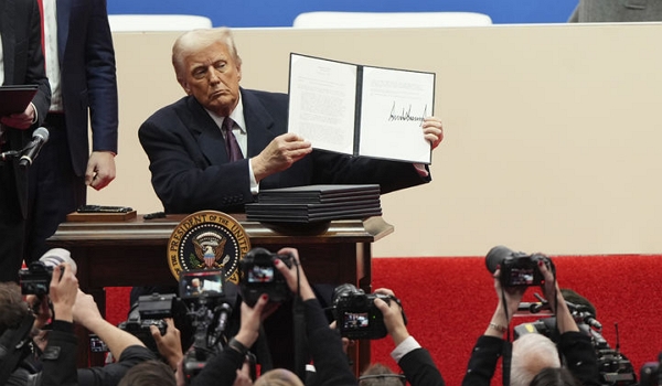 도널드 트럼프 미국 대통령이 행정명령에 서명한 후 보여주는 모습. (사진=AP/뉴시스)