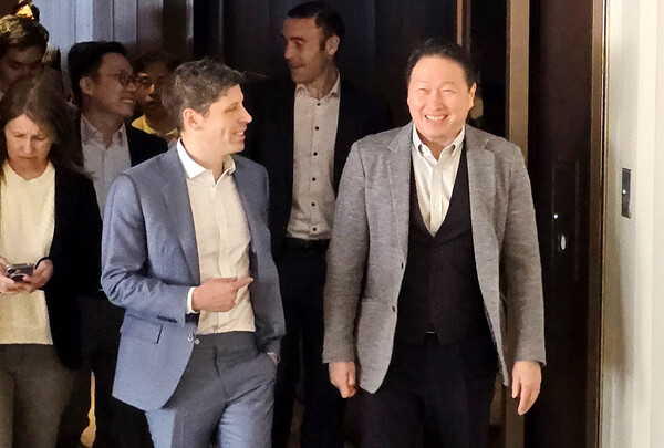 최태원(오른쪽) SK그룹 회장과 샘 올트먼 오픈AI CEO가 4일 오전 서울 중구 더 플라자 호텔에서 회동을 마친 뒤 함께 이동하고 있다. (사진=뉴시스)