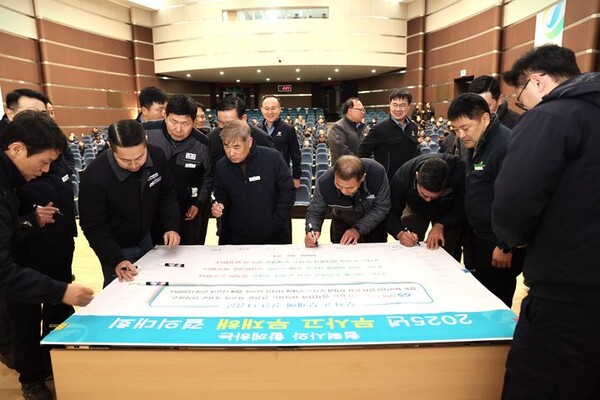 4일 GS칼텍스 여수공장에서 무사고·무재해를 결의하는 서명식이 열리고 있다. (사진=GS칼텍스)