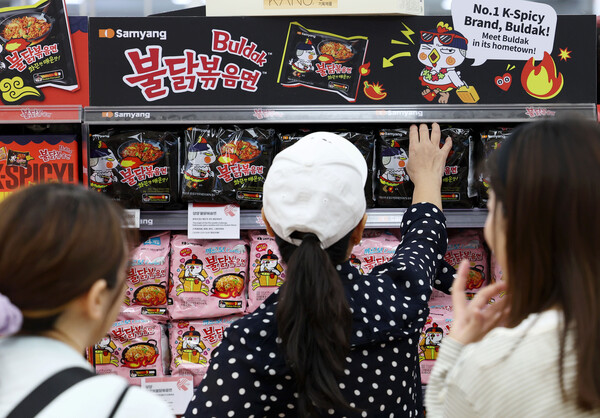 서울 시내 대형마트에서 소비자가 불닭볶음면을 구매하고 있다. (사진=뉴시스)