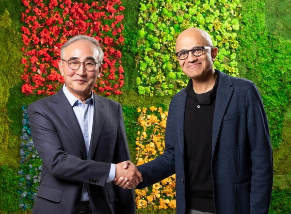 김영섭 KT 대표(왼쪽)와 사티아 나델라 MS 최고경영자(CEO) 겸 이사회 의장이 6월 3일(현지시간) 미국 워싱턴주 레이먼드 MS 본사에서 악수하고 있다. (사진=KT)