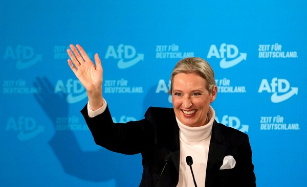 AP알리스 바이델 독일 극우정당(AfD) 대표가 9일(현지 시간) 하이덴하임에서 총리 선거 유세를 마친 후 지지자들에게 인사하고 있다. (사진=