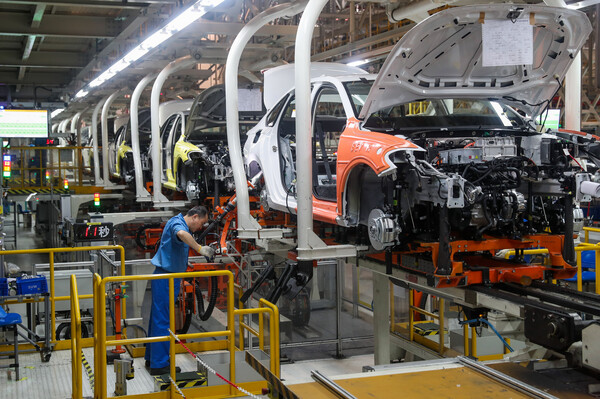 중국 상하이의 상하이자동차(SAIC) 폭스바겐 공장에서 한 노동자가 작업 중인 모습. (사진=신화/뉴시스)