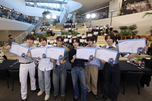 동아제약 ‘박카스맛 젤리’ 라이즈(RIIZE)와 함께한 공개 팬사인회 모습. (사진=동아제약)