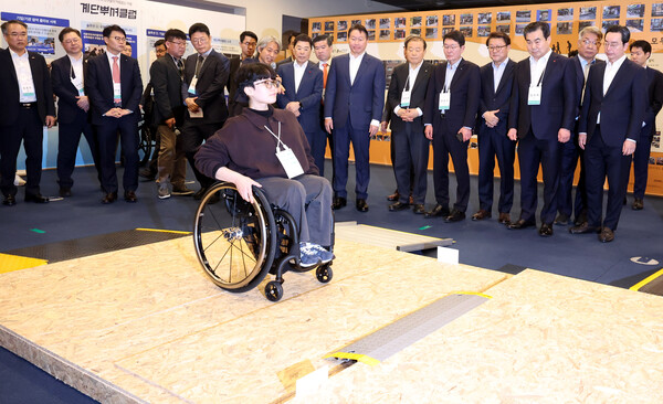  최태원 대한상공회의소 회장과 김병준 사회복지공동모금회 회장 등 참석자들이 11일 오전 서울 중구 대한상공회의소에서 열린 '2025 ERT Member’s Day'에 앞서 이동약자 체험관 모두의 1층 시연을 보고 있다. (사진=뉴시스)