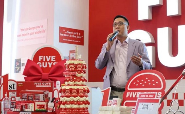 김동선 한화갤러리아 전략본부장 부사장이 26일 오전 서울 서초구 파이브가이즈 강남에서 열린 파이브가이즈 국내 오픈 1주년 기념 행사에서 인사말을 하고 있다. (사진=뉴시스)