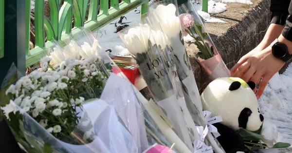 지난 11일 대전 서구 관저동의 한 초등학교 정문 옆 담장에서 시민들이 국화꽃과 과자·음료 등을 놓으며 고(故) 김하늘(8) 양을 추모하고 있다. (사진=뉴시스)