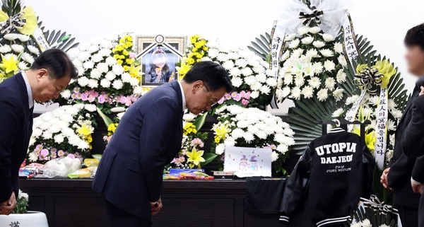 12일 최상목 대통령 권한대행 대전시 서구 건양대병원 장례식장에 마련된 고 김하늘 양의 빈소를 찾아 조문하고 있다. (사진=뉴시스)