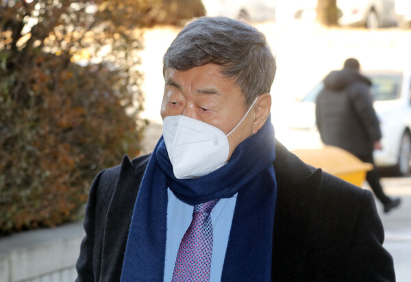 김준기 전 DB그룹 회장이 2021년 1월 19일 오후 서울 서초구 서울중앙지법에서 열린 항소심 1차 공판에 출석하고 있다. (사진=뉴시스)
