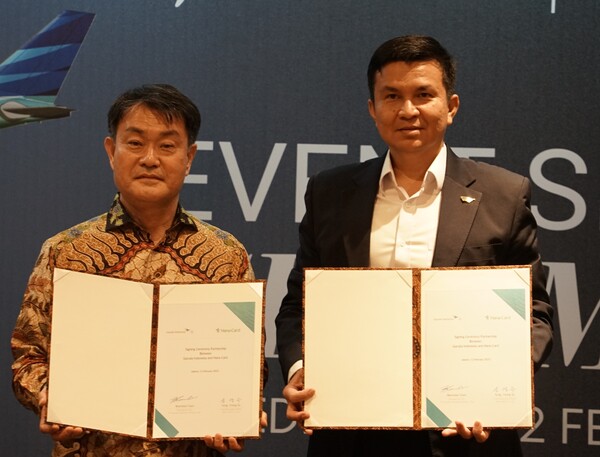 하나카드 성영수 대표이사(왼쪽)와 가루다인도네시아 와밀단 대표이사(오른쪽)가 지난 12일 가루다인도네시아 본사에서 열린 파트너십 체결식에서 기념촬영을 하고 있는 모습. (사진=하나카드)