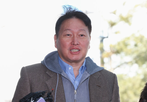 최태원 SK그룹 겸 대한상공회의소 회장이 대미(對美) 통상 아웃리치 사절단 활동을 위해 19일 오전 서울 강서구 김포비즈니스항공센터를 통해 미국으로 출국하며 취재진의 질문에 답변하고 있다. (사진=뉴시스)