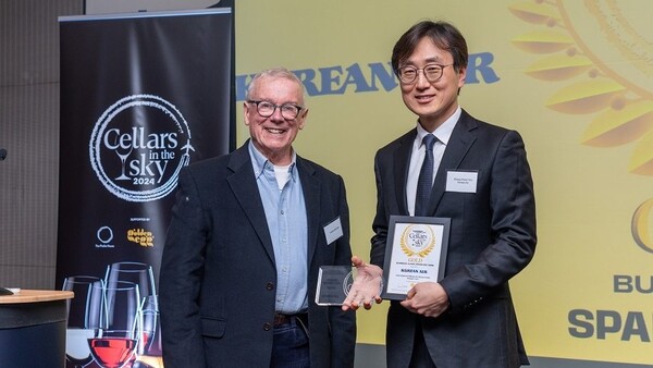 대한항공 영국지점 강길후 지점장(오른쪽)과 '셀러스 인 더 스카이 어워즈 2024' 심사위원장 찰스 멧커프가 기념사진을 촬영하는 모습.