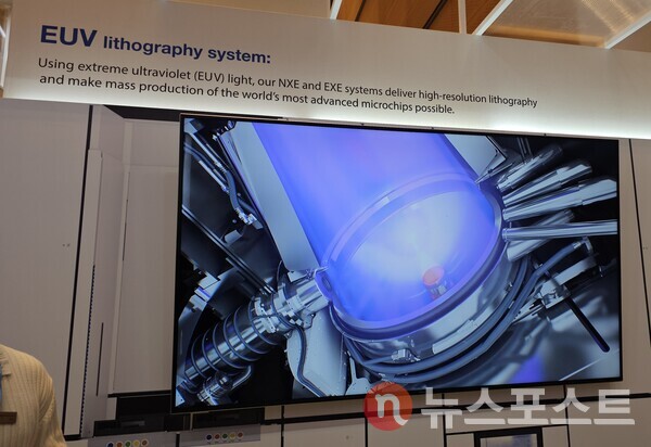 ASML 부스 관계자가 자사 EUV 장비에 대해 설명하고 있다. (사진=뉴스포스트 최종원 기자)