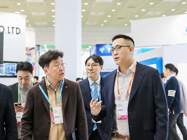 김동선 미래비전총괄 부사장(오른쪽)이 부스를 돌며 기술 현황을 점검하고 있다. (사진=한화세미텍)