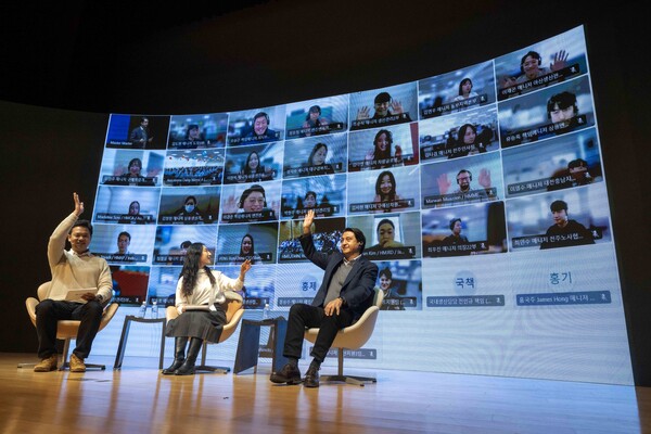 호세 무뇨스 현대자동차 최고경영자(CEO)가 타운홀 미팅에서 임직원들의 질문을 받고 있다. (사진=현대차그룹)