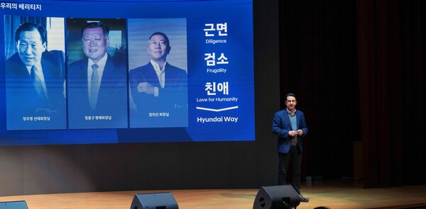 호세 무뇨스 현대자동차 최고경영자(CEO)가 타운홀 미팅에서 직원이 선물해준 연구소 자켓으로 갈아입고 있다. (사진=현대차그룹)