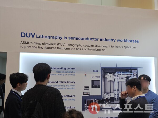 19~21일 코엑스에서 진행된 '세미콘코리아 2025'의 ASML 부스에서 관계자들이 설명을 듣고 있다. (사진=뉴스포스트 최종원 기자)