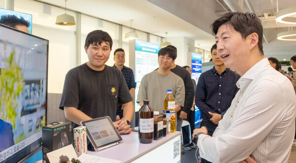 GS칼텍스 허세홍 사장(오른쪽)이 지난해 딥 트랜스포메이션 데이 행사에서 임직원들과 저탄소 신사업에 대해 대화를 나누고 있다. (사진=GS칼텍스)