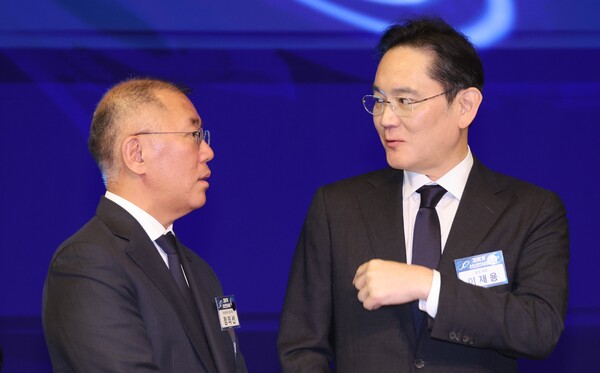 이재용 삼성전자 회장과 정의선(왼쪽) 현대차 회장이 지난달 3일 서울 대한상공회의소에서 열린 경제계 신년인사회에서 대화하고 있다. (사진=뉴시스)