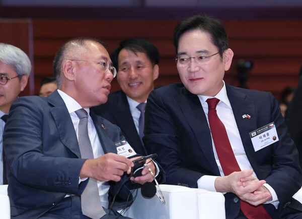 이재용 삼성전자 회장과 정의선 현대자동차 회장이 지난해 9월 20일(현지시각) 프라하 한 호텔에서 윤석열 대통령과 페트르 파벨 체코 대통령이 참석한 가운데 열린 한-체코 비즈니스포럼에서 대화하고 있다. (사진=뉴시스) 