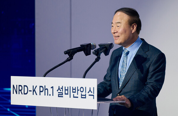 작년 11월 삼성전자 기흥캠퍼스에서 열린 'NRD-K 설비반입식'에서 전영현 부회장이 기념사를 하고 있다. (사진=뉴시스)