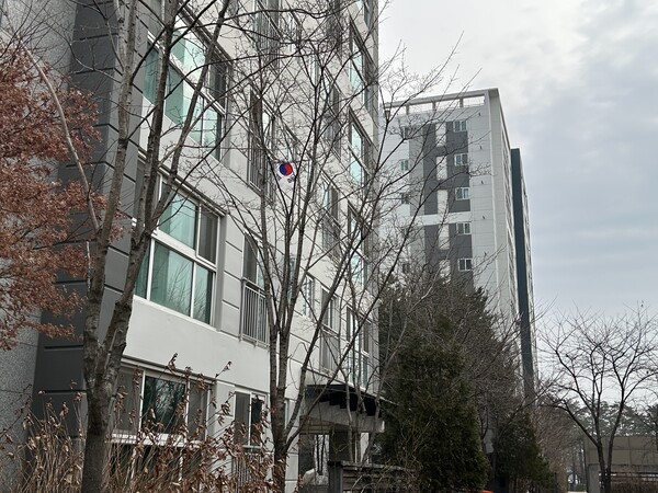 삼일절인 1일 서울 한 아파트에 태극기가 홀로 게양돼 있다. 