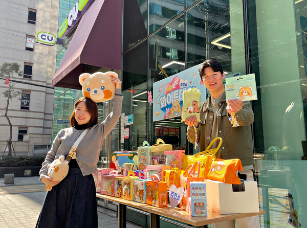 모델이 CU의 캐릭터 콜라보 상품을 들어 보이고 있다. (사진=BGF리테일)