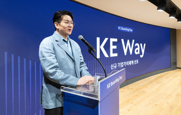 조원태 한진그룹 회장이 대한항공의 신규 기업 가치 체계 ‘KE Way’를 선포하는 모습. (사진=대한항공)