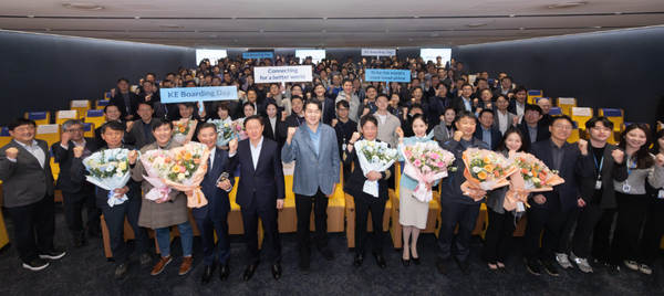 ‘보딩데이(Boarding Day)’ 행사에 참석한 조원태 한진그룹 회장과 임직원들이 기념사진을 촬영하는 모습. (사진=대한항공)