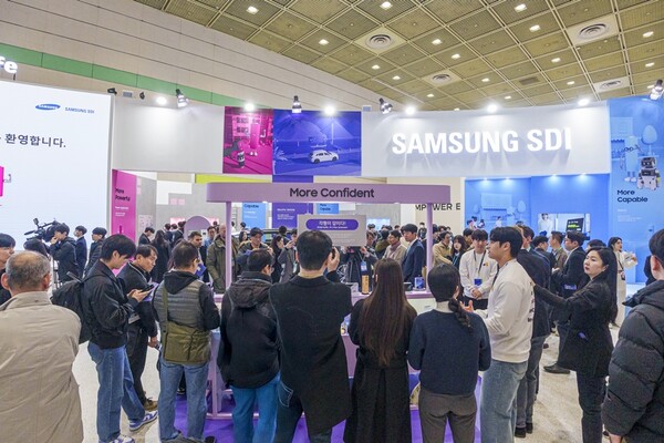 삼성SDI 전시관을 찾은 관람객들이 전시장 내부를 둘러보고 있다. (사진=삼성SDI)