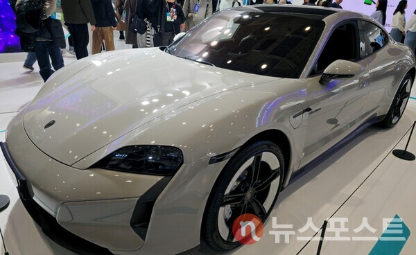 LG에너지솔루션 부스에서 전시되고 있는 포르쉐 타이칸. (사진=뉴스포스트 최종원 기자)