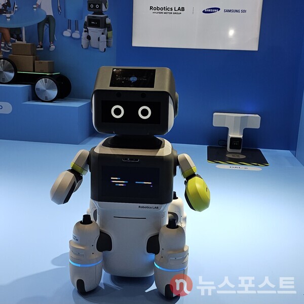 현대차그룹의 서비스로봇 '달이(DAL-e)'가 삼성SDI 부스 관람객들을 맞이하고 있다. (사진=뉴스포스트 최종원 기자)