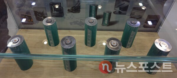 BYD 부스에 전시되고 있는 원통형 배터리. (사진=뉴스포스트 최종원 기자)