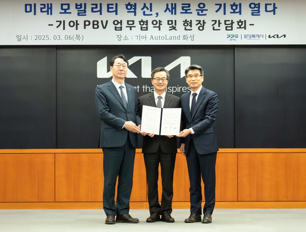 정명근 화성특례시장, 김동연 경기도지사, 기아 송호성 사장, 기아 최준영 국내생산담당 사장 등 주요 참석자들이 기념 사진을 촬영하는 모습. (사진=KIA)