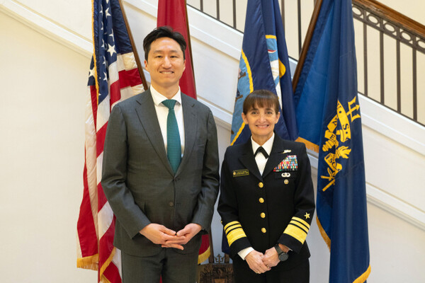 정기선(왼쪽) HD현대 수석부회장이 7일(현지 시간) 미국 해군사관학교를 방문해 이벳 M. 데이비스 교장과 기념 사진을 촬영하고 있다. (사진=HD현대)