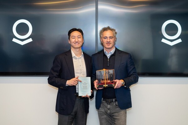 정기선 HD현대 수석부회장과 알렉스 카프 팔란티어 테크놀로지스 대표 [사진=HD현대 링크드인]