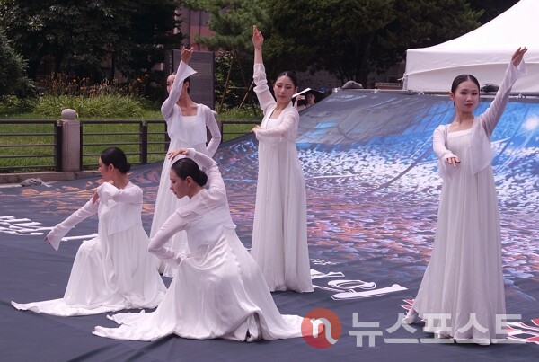 지난해 7월 서울 종로구 보신각 앞에서 동물해방물결과 동물을 위한 마지막 희망(LCA) 등 동물권 단체가 진행한 '2024 복날추모행동'에서 한국무용수들이 진혼무를 선보이고 있다. (사진=뉴스포스트  이별님 기자)