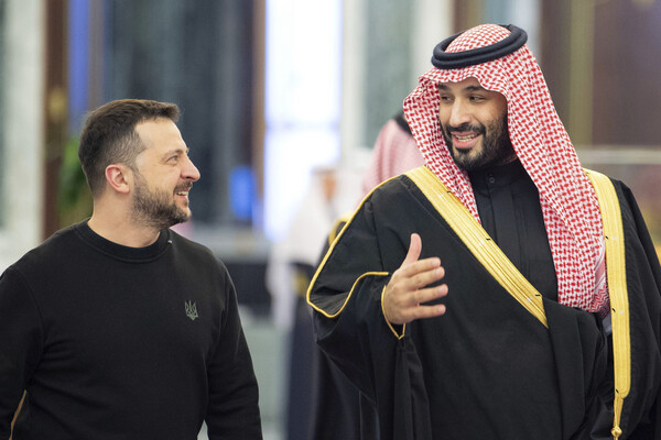 사우디를 방문한 볼로디미르 젤렌스키(왼쪽) 우크라이나 대통령이 지난달 27일(현지시각) 리야드 왕궁에서 무함마드 빈 살만 왕세자와 만나 얘기를 나누고 있다. (사진=AP/뉴시스)