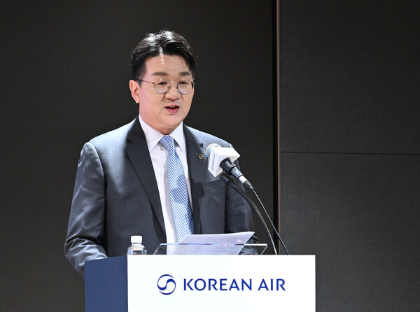 조원태 한진그룹 회장이 11일 서울 강서구 대한항공 본사에서 열린 신규 CI 공개 기자간담회에서 취재진의 질문에 답하고 있다. (사진=뉴시스)