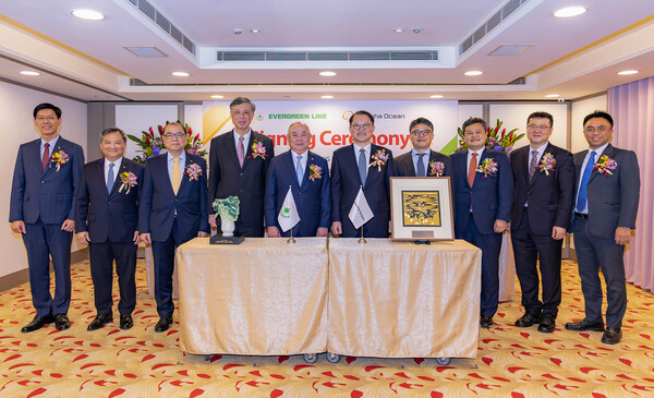 대만 현지에서 한화오션 김희철 대표이사(오른쪽에서 다섯번째)와 에버그린社 장옌이 회장(오른쪽에서 여섯번째)을 비롯한 양사 관계자들이 계약식을 마친 뒤 기념촬영을 하고 있다. (사진=한화오션)