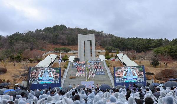 지난 15일 경상남도 창원시 마산회원구 국립3.15 민주묘지에서 열린 제65주년 3.15 의거 기념식에서 기념공연이 펼쳐지고 있다.(사진=국가보훈부 제공)