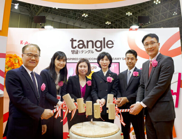 지난해 열린 일본 최대 규모 슈퍼마켓 무역전시회서 ‘탱글’ 론칭에 김정수 부회장이 참석했다. (사진=삼양식품)