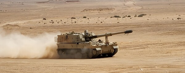 중동 사막을 달리고 있는 K9 자주포. (사진=한화에어로스페이스)