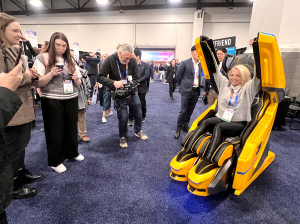 바디프랜드가 CES 2025 언베일드 행사에서 AI 헬스케어로봇 '733'을 공개했다. (사진=바디프랜드)