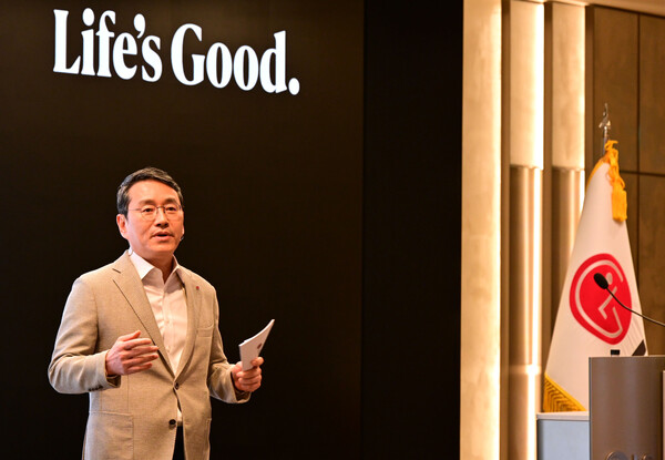 LG전자 조주완 CEO가 25일 서울 여의도 LG트윈타워에서 열린 제23기 정기 주주총회에서 주주들에게 경영 성과와 중장기 사업 전략 방향을 설명하고 있다. (사진=LG전자)