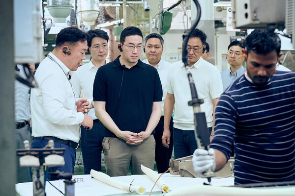 LG 구광모 회장(왼쪽에서 세번째)이 지난달 인도 뉴델리에 위치한 LG전자 노이다 생산공장을 찾아 에어컨 생산과정을 살펴보는 모습. (사진=LG)