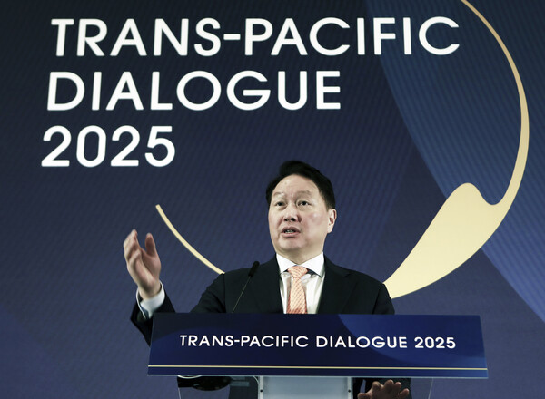 최태원 SK그룹 회장이 지난달 21일 미국 워싱턴DC 샐러맨더 호텔에서 열린 'TPD2025'에서 개회사를 하고 있다. (사진=SK그룹)