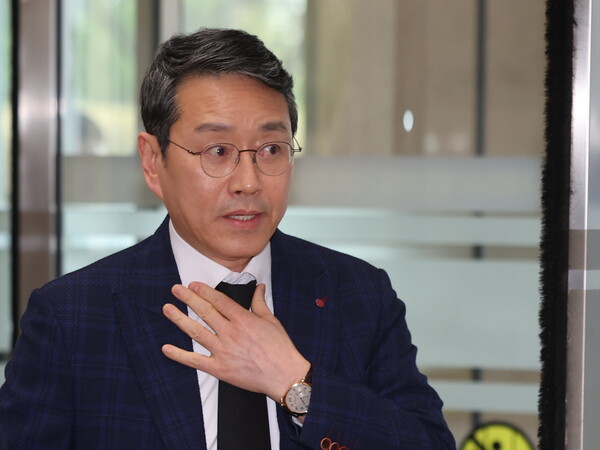 조주완 LG전자 대표이사 사장이 25일 한종희 삼성전자 대표이사 부회장의 빈소가 마련된 서울 강남구 삼성서울병원 장례식장을 방문하고 있다. (사진=뉴시스)