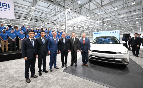 HMGMA에서 생산된 아이오닉 5 차량에 기념 서명을 마치고 기념 촬영을 하고 있는 모습. 사진 왼쪽부터 송호성 기아 대표이사 사장, 호세 무뇨스(José Muñoz) 현대차 대표이사 사장, 브라이언 켐프(Brian P. Kemp) 조지아 주지사, 정의선 현대차그룹 회장, 장재훈 현대차그룹 부회장, 버디 카터(Buddy Carter) 연방 하원의원. (사진=현대차그룹)